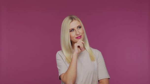 Ung Vacker Blond Flicka Studion Porträtt Söt Och Känslomässig Flicka — Stockvideo
