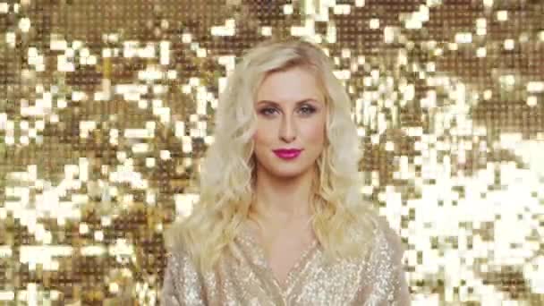 Jeune Belle Fille Heureuse Aux Cheveux Blonds Dans Une Robe — Video