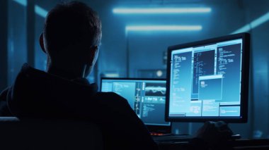 Kapüşonlu Bilgisayar Korsanı. Karanlık Surat. Hacker Attack, Virüs bulaşmış yazılım, Dark Web ve Siber Güvenlik Konsepti.