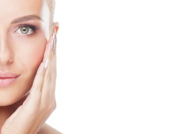 Beyaz tenli, güzel, taze, sağlıklı ve şehvetli bir kızın portresi. Güzellik konsepti.