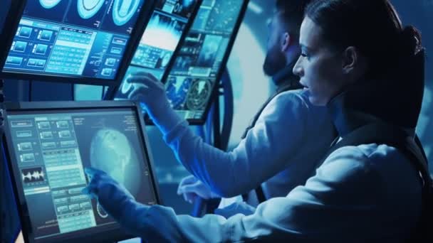 Equipo Astronautas Traje Espacial Bordo Estación Orbital Una Tripulación Cosmonautas — Vídeos de Stock