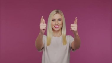 Stüdyodaki güzel sarışın kız. Mavi arka planda sevimli ve duygusal bir kızın portresi.