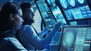 Yörünge istasyonunda uzay giysileri içinde bir astronot ekibi. Uzay gemisine pilotluk eden bir kozmonot mürettebatı. Uzayda kadın ve erkek. Galaktik seyahat ve bilim konsepti.