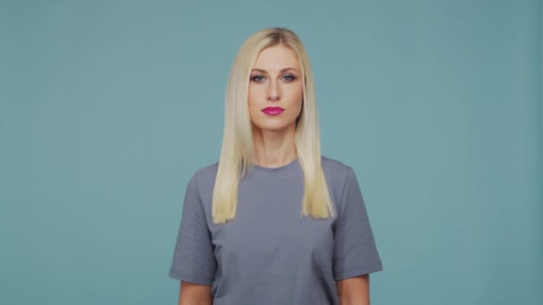 Молода Красива Блондинка Студії Портрет Милої Емоційної Дівчини Синьому Фоні — стокове відео