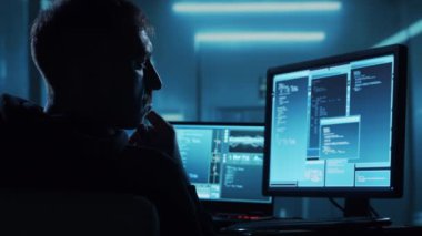 Kapüşonlu Bilgisayar Korsanı. Karanlık Surat. Hacker saldırısı, Virüs bulaşmış yazılım, Dark Web ve Siber Güvenlik kavramı.