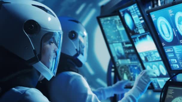 軌道上の宇宙服を着た宇宙飛行士のチーム 宇宙船を操縦する宇宙飛行士の乗組員 宇宙にいる男と女 銀河旅行と科学の概念 — ストック動画