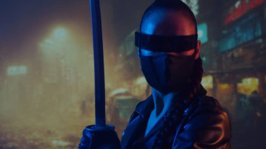 Maskeli ve katanalı siber-punk ninja kız. Şehir merkezindeki Asya şehrinin arka planında güzel bir kadın samuray..