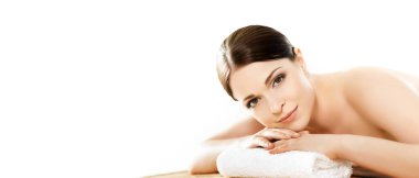 Güzel ve sağlıklı esmer kadın spa salonunda masaj yaptırıyor. Spa, sağlık ve iyileştirme konsepti.