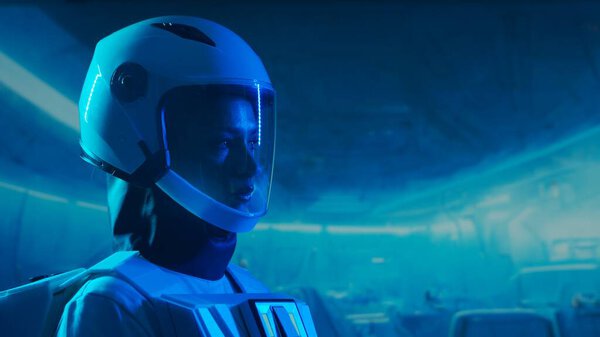 Женщина-астронавт в космическом костюме на борту орбитальной станции. Молодая женщина-космонавт пилотирует космический корабль. Концепция галактических путешествий и науки.