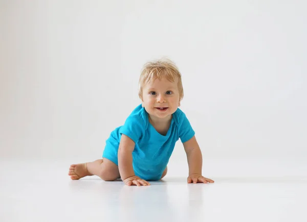 スタジオで小さな 幸せと笑顔かわいい赤ちゃん 1歳の赤ん坊の肖像画 灰色の背景 幸福の概念 — ストック写真