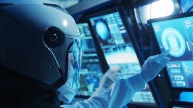 Yörünge istasyonunda uzay giysileri içinde bir astronot ekibi. Uzay gemisine pilotluk eden bir kozmonot mürettebatı. Uzayda kadın ve erkek. Galaktik seyahat ve bilim konsepti.