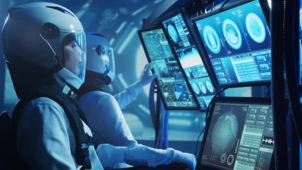 Űrhajósokból Álló Csapat Űrruhában Orbitális Állomáson Űrhajósok Legénysége Vezeti Űrhajót — Stock videók