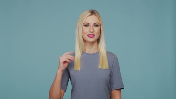 Ung Smuk Blond Pige Studiet Portræt Sød Følelsesladet Pige Blå – Stock-video