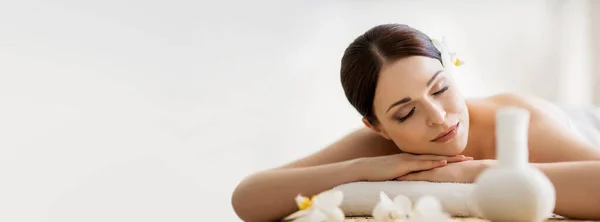 Mooie Gezonde Brunette Vrouw Krijgt Massage Spa Salon Het Concept — Stockfoto