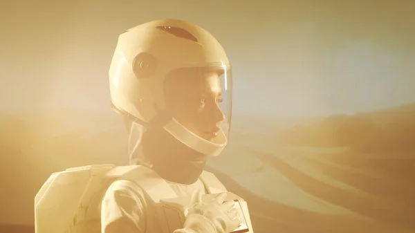 Kobieta Astronautka Skafandrze Kosmicznym Bada Inną Planetę Młoda Kosmonautka Skafandrze — Zdjęcie stockowe
