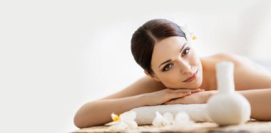 Güzel ve sağlıklı esmer kadın spa salonunda masaj yaptırıyor. Spa, sağlık ve iyileştirme konsepti.