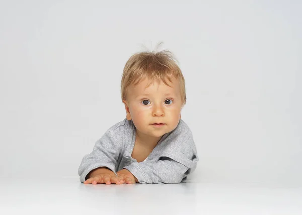 Pequeno Feliz Sorrindo Bebê Bonito Estúdio Retrato Bebé Ano Fundo Fotografias De Stock Royalty-Free