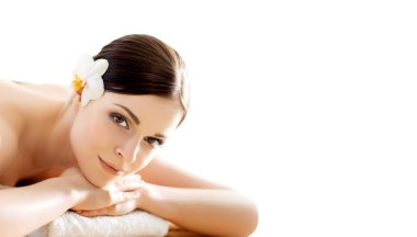 Güzel ve sağlıklı esmer kadın spa salonunda masaj yaptırıyor. Spa, sağlık ve iyileştirme konsepti.