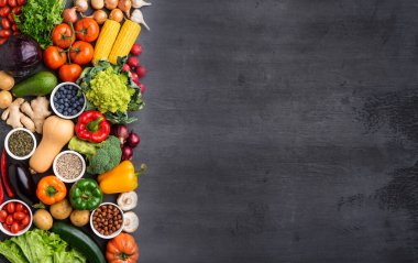 Sağlıklı yiyecekler: taze sebzeler, meyveler ve süper yiyecekler. Beslenme, diyet, vejetaryen gıda konsepti. Somut arkaplan