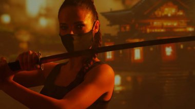 Maskeli ve katanalı genç ve güzel bir ninja kız. Geleneksel bir Japon tapınağının arka planındaki samuray kadın..