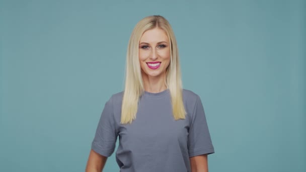 Junge Schöne Blonde Mädchen Studio Porträt Eines Süßen Und Emotionalen — Stockvideo