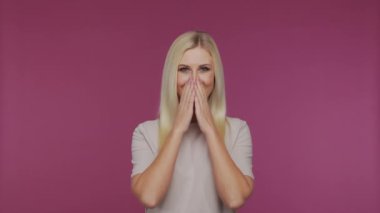 Stüdyodaki güzel sarışın kız. Mavi arka planda sevimli ve duygusal bir kızın portresi.