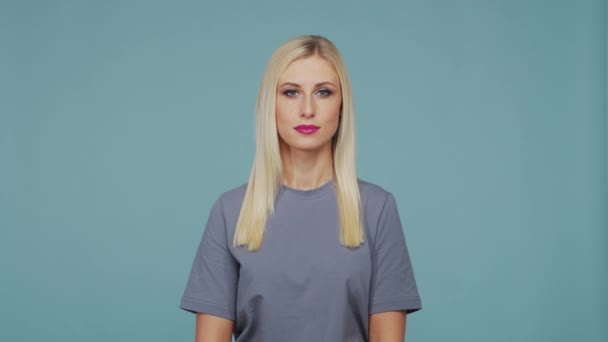 Mladá Krásná Blondýnka Studiu Portrét Roztomilé Emocionální Dívky Modrém Pozadí — Stock video