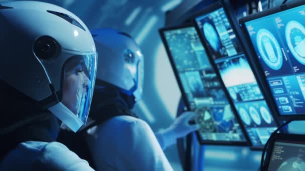 우주복을 비행사들로 구성된 비행사들 우주선을 납치하고 있습니다 우주에 남자와 과학의 — 비디오