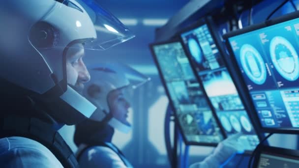 Team Von Astronauten Raumanzügen Bord Der Orbitalstation Eine Besatzung Von — Stockvideo