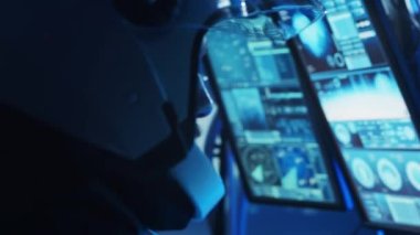 Yörünge istasyonunda uzay giysileri içinde bir astronot ekibi. Uzay gemisine pilotluk eden bir kozmonot mürettebatı. Uzayda kadın ve erkek. Galaktik seyahat ve bilim konsepti.