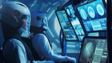 Yörünge istasyonunda uzay giysileri içinde bir astronot ekibi. Uzay gemisine pilotluk eden bir kozmonot mürettebatı. Uzayda kadın ve erkek. Galaktik seyahat ve bilim konsepti.