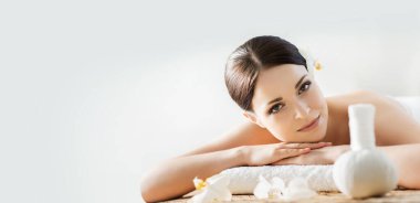Güzel ve sağlıklı esmer kadın spa salonunda masaj yaptırıyor. Spa, sağlık ve iyileştirme konsepti.