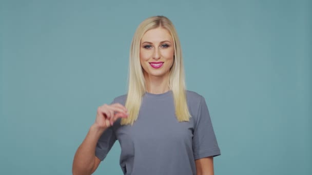 Junge Schöne Blonde Mädchen Studio Porträt Eines Süßen Und Emotionalen — Stockvideo