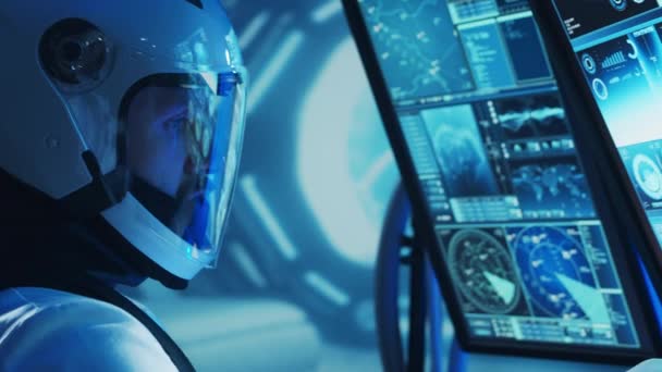 Tým Astronautů Skafandrech Palubě Orbitální Stanice Posádka Kosmonautů Pilotujících Vesmírnou — Stock video
