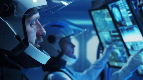 Equipo Astronautas Traje Espacial Bordo Estación Orbital Una Tripulación Cosmonautas — Vídeo de stock