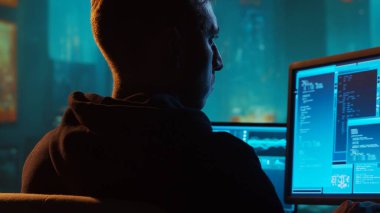 Kapüşonlu Bilgisayar Korsanı. Karanlık Surat. Hacker Attack, Virüs bulaşmış yazılım, Dark Web ve Siber Güvenlik Konsepti.