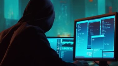 Kapüşonlu Bilgisayar Korsanı. Karanlık Surat. Hacker saldırısı, Virüs bulaşmış yazılım, Dark Web ve Siber Güvenlik kavramı.