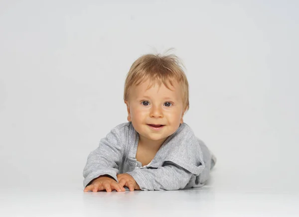 スタジオで小さな 幸せと笑顔かわいい赤ちゃん 1歳の赤ん坊の肖像画 灰色の背景 幸福の概念 — ストック写真