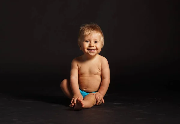 Pequeno Feliz Sorrindo Bebê Bonito Estúdio Retrato Bebé Ano Fundo — Fotografia de Stock
