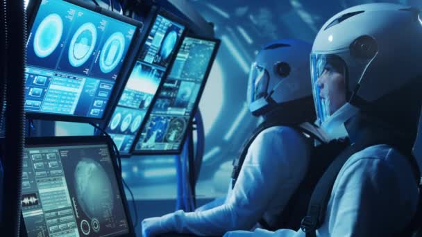 Squadra Astronauti Tuta Spaziale Bordo Della Stazione Orbitale Equipaggio Cosmonauti — Video Stock