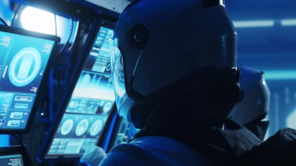 Zespół Astronautów Skafandrach Kosmicznych Pokładzie Stacji Orbitalnej Załoga Kosmonautów Pilotujących — Wideo stockowe