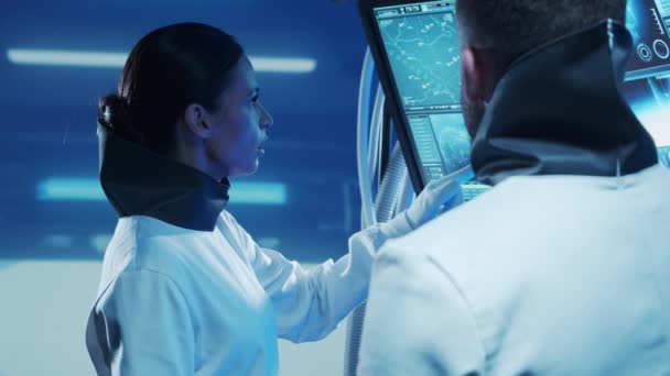 Astronauter Rymddräkter Ombord Banestationen Besättning Kosmonauter Som Styr Rymdskeppet Man — Stockvideo