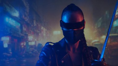 Maskeli ve katanalı siber-punk ninja kız. Şehir merkezindeki Asya şehrinin arka planında güzel bir kadın samuray..