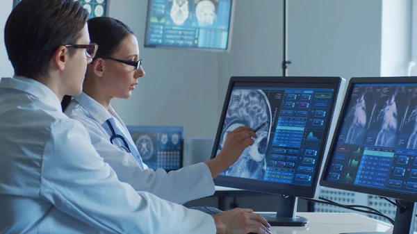 Hivatásos Orvosok Számítógépes Kutatást Végeznek Kórházi Irodában Orvosi Egészségügyi Idegsebészeti — Stock Fotó