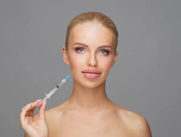 Genç Bir Kadının Yüzüne Güzellik Aşısı Estetik Ameliyat Cilt Gerdirme — Stok fotoğraf