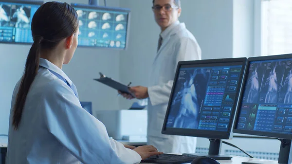 Hivatásos Orvosok Számítógépes Kutatást Végeznek Kórházi Irodában Orvosi Egészségügyi Kardiológiai — Stock Fotó