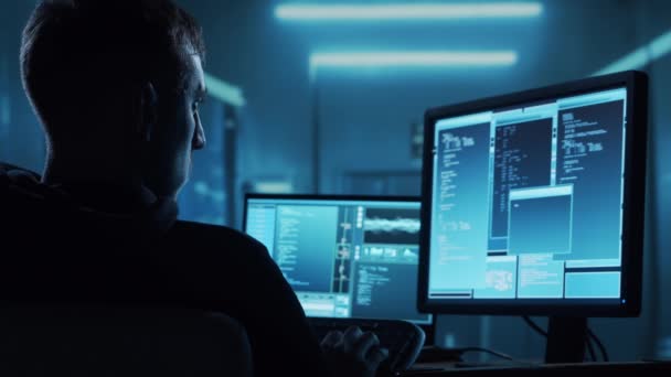 Počítačový Hacker Mikině Zakrytý Tmavý Tvář Koncepce Útoku Hackerů Virus — Stock video