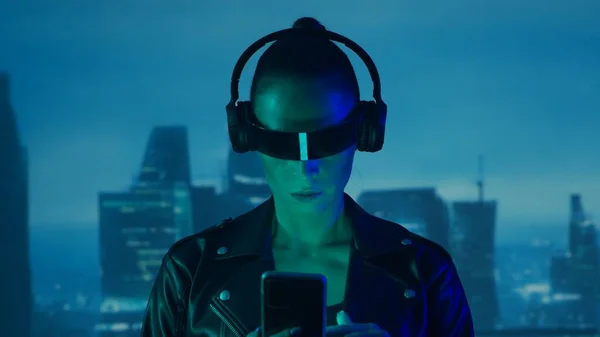 Portret Van Cyberpunk Meisje Met Een Smartphone Een Bril Een — Stockfoto