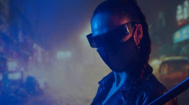 Maskeli ve katanalı siber-punk ninja kız. Şehir merkezindeki Asya şehrinin arka planında güzel bir kadın samuray..