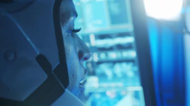 Yörünge istasyonunda uzay giysileri içinde bir astronot ekibi. Uzay gemisine pilotluk eden bir kozmonot mürettebatı. Uzayda kadın ve erkek. Galaktik seyahat ve bilim konsepti.